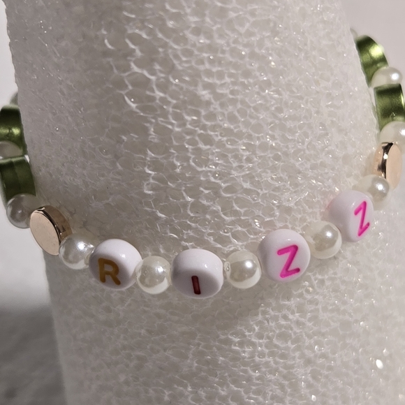 Green and White Beaded Bracelet - Picture 3 of 5